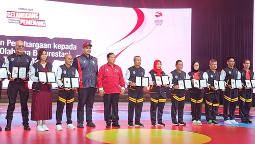 Gubri Syamsuar Dapat Terima Perhargaan dari Menpora Sebagai Pembina Olahraga Berprestasi 2023